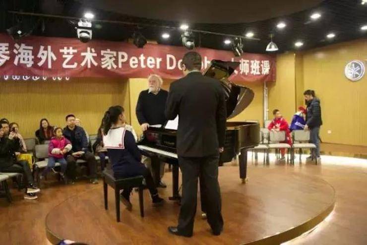 【回顾】fun88乐天堂海外艺术家Peter Donohoe成都雅音大师班讲座活动圆满落幕！